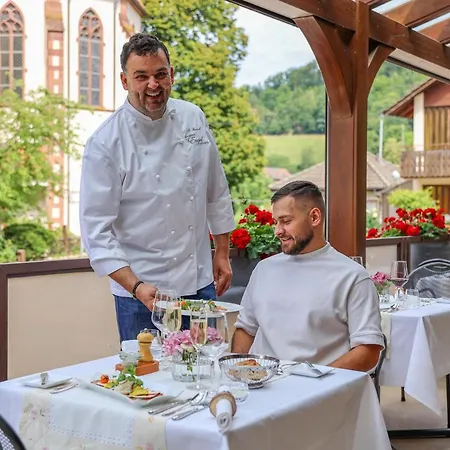 Hotel-gasthaus Goldener Engel ホテル グロッタータール